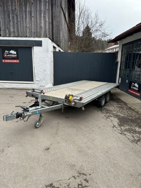 Humbaur Anhänger Seitenansicht
